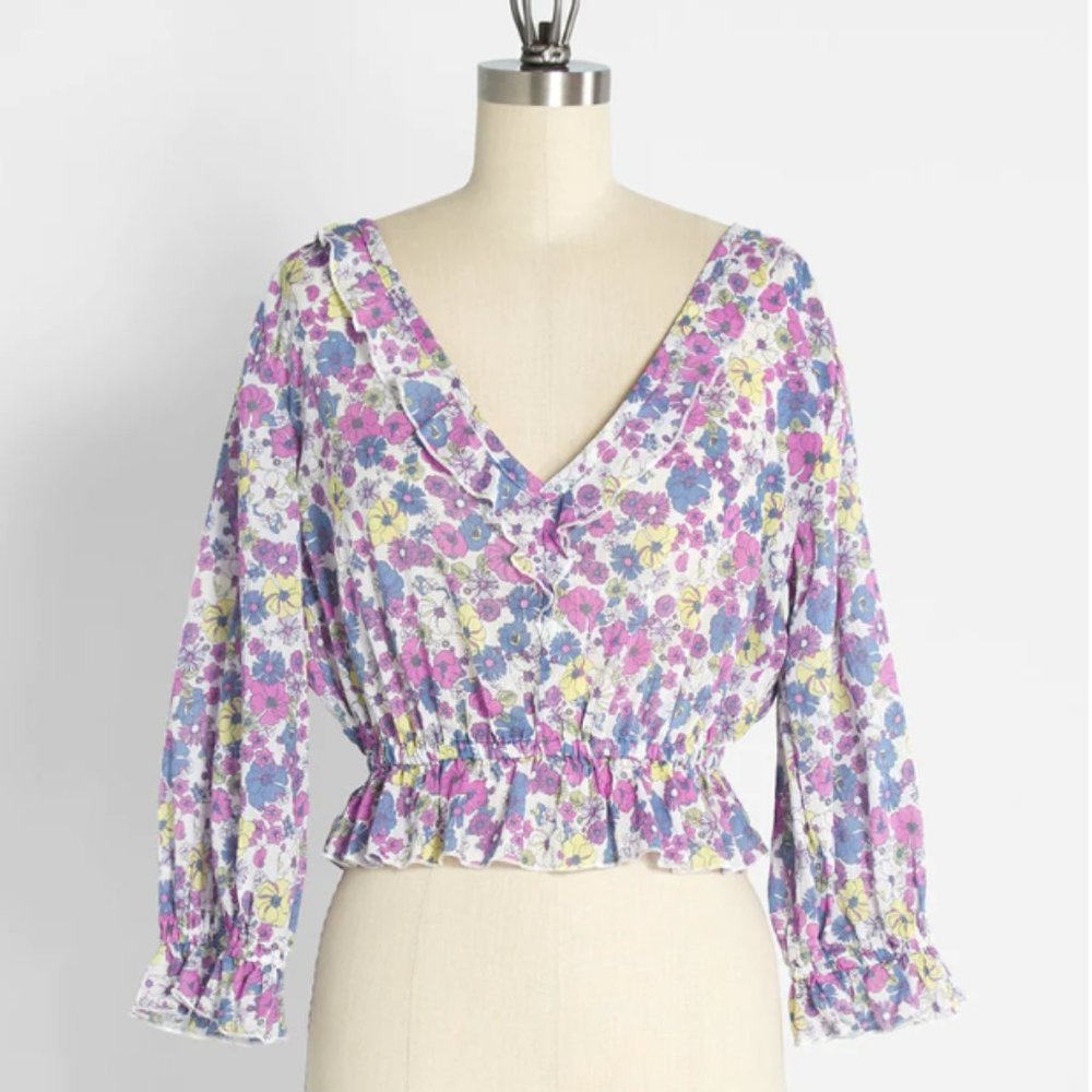 NWT DRAMA IN DOLL VALLEY CROPPED TOP